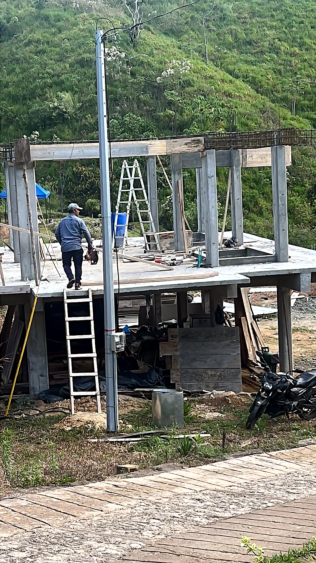 Estructura aporticada en concreto reforzado durante su construcción