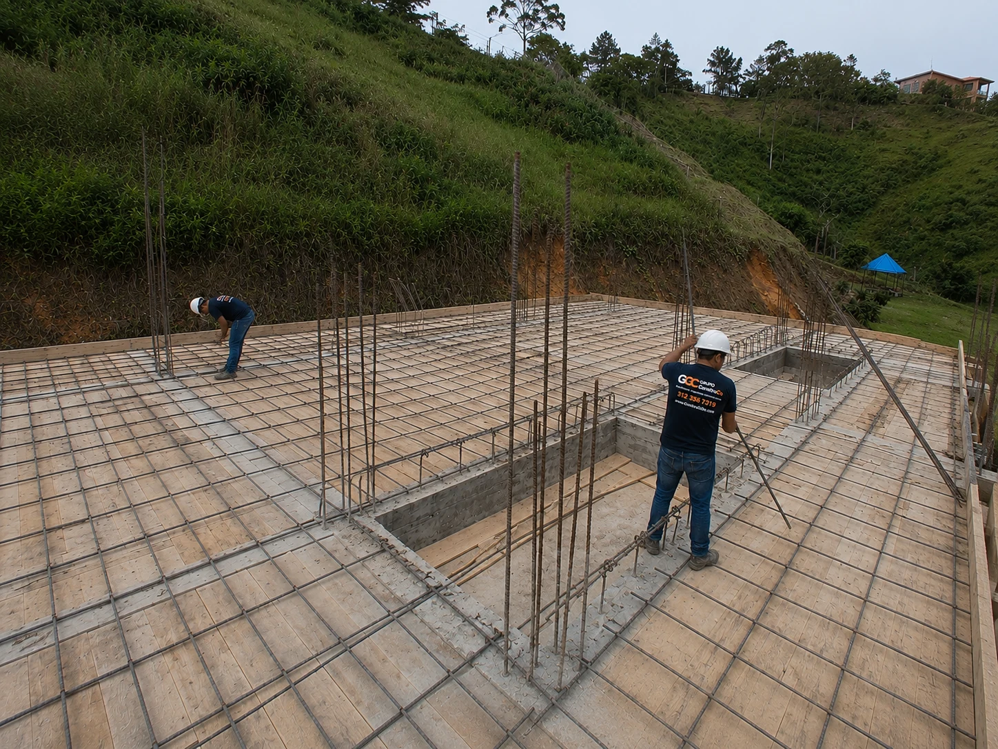 Equipo trabajando en una placa reforzada